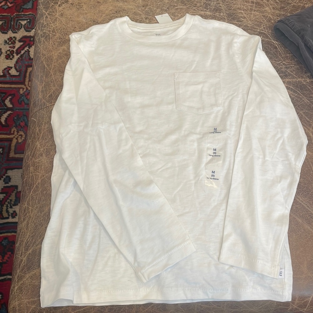 NWT! Classic white long sleeved gap tee boys medium